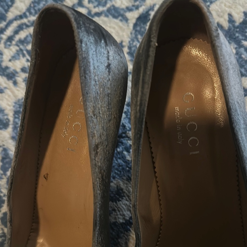 Gucci Gray Heels with Textured Design - Picture 3 of 3